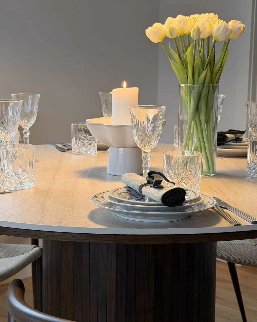 Enzo tavolo da pranzo rotondo con piano in pietra beige e base a doghe in rovere fumé Ø120 cm - Image 10