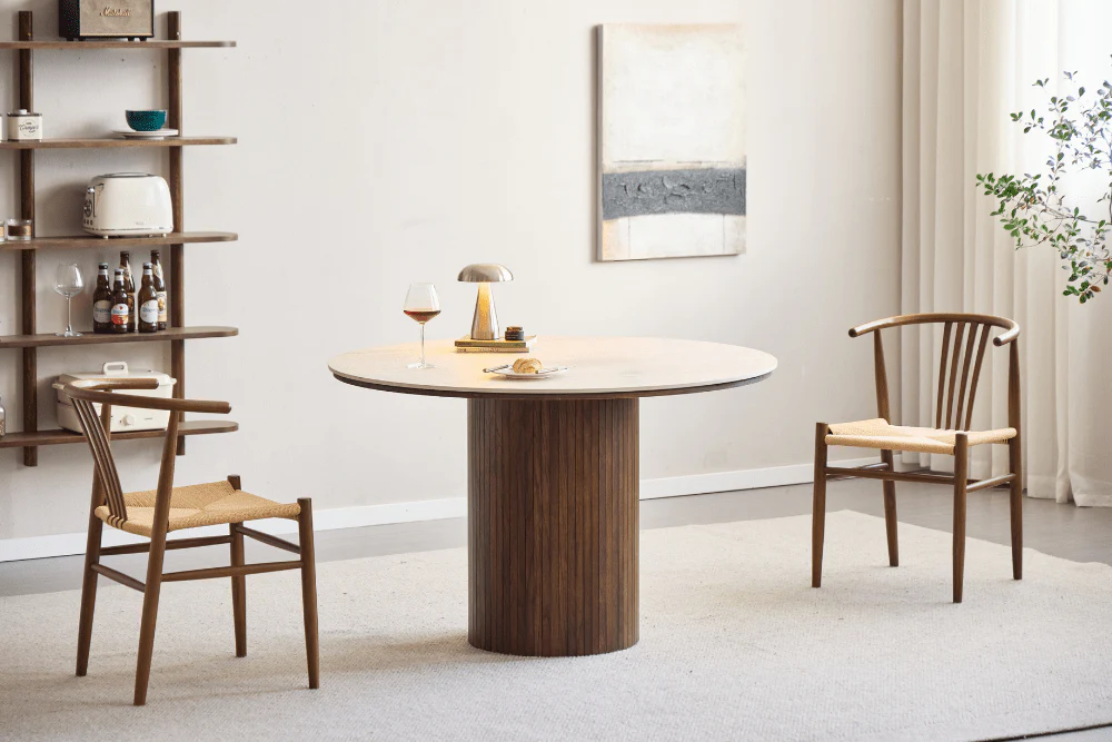 Enzo tavolo da pranzo rotondo con piano in pietra beige e base a doghe in rovere fumé Ø120 cm - Image 3