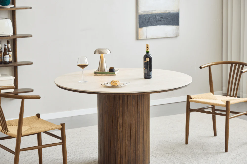 Enzo tavolo da pranzo rotondo con piano in pietra beige e base a doghe in rovere fumé Ø120 cm - Image 4