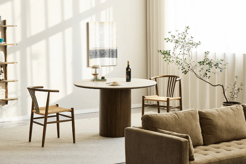 Enzo tavolo da pranzo rotondo con piano in pietra beige e base a doghe in rovere fumé Ø120 cm - Image 7