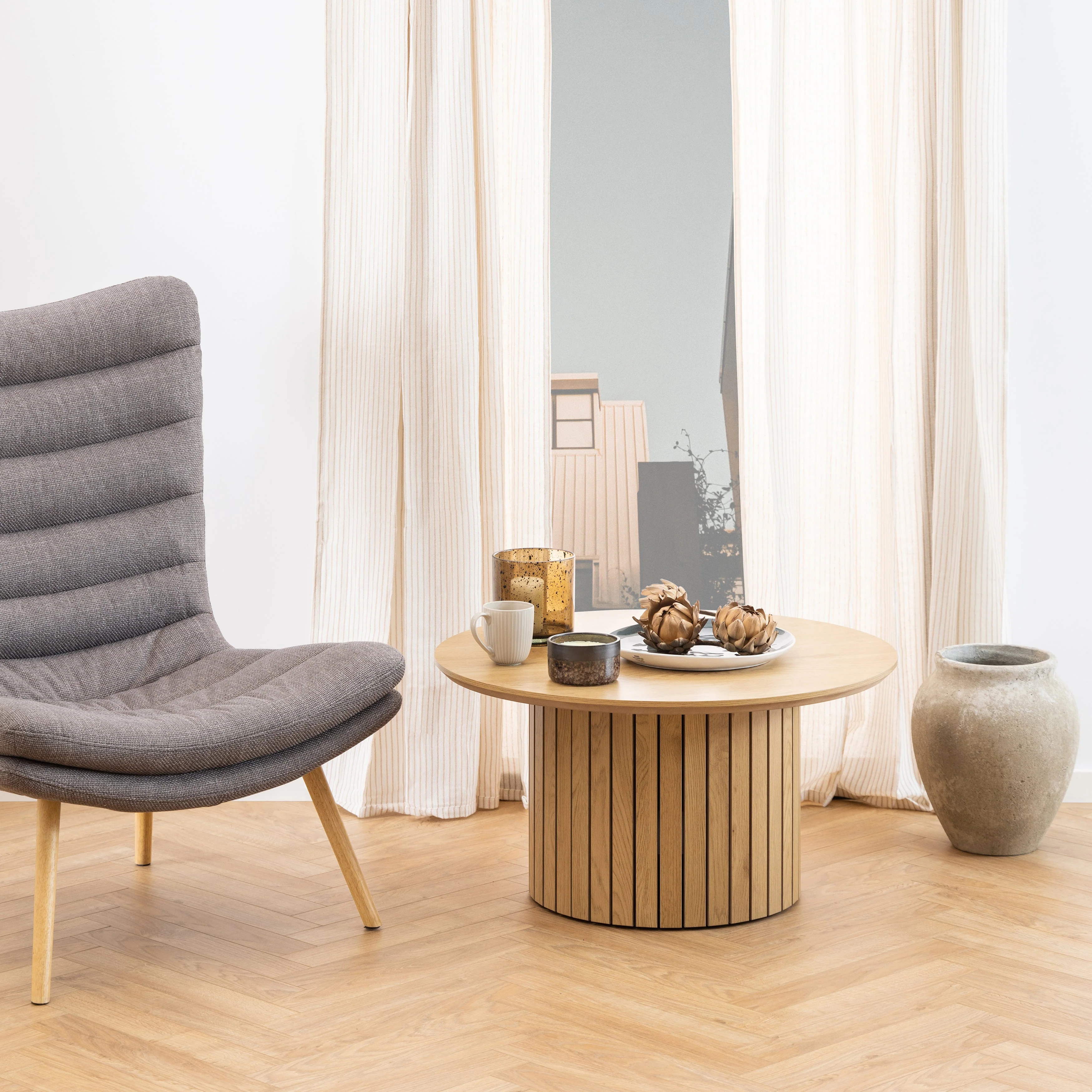 Milas Tavolino rotondo a doghe - Ø80 cm - Effetto rovere con gambe a colonne - Image 3