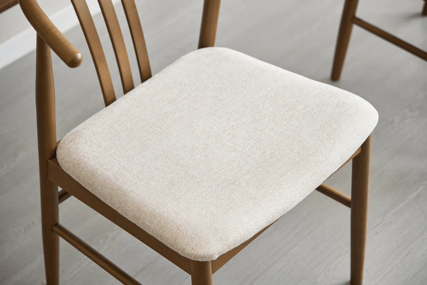Lizzie Sedia da pranzo in faggio fumé con seduta imbottita in beige - Image 10