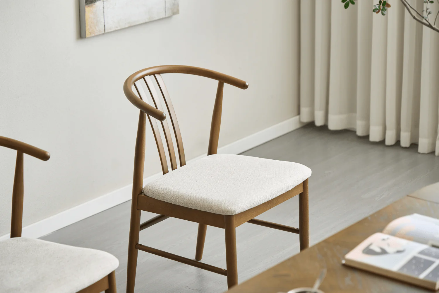 Lizzie Sedia da pranzo in faggio fumé con seduta imbottita in beige - Image 8